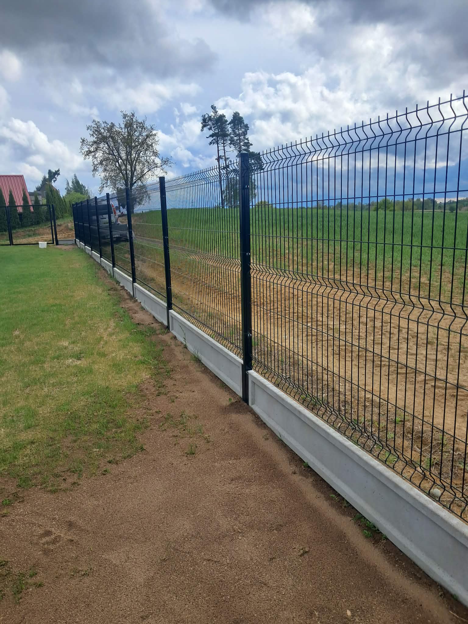 Ogrodzenie panelowe z betonową podmurówką